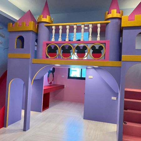 Fun Holiday Family Hostel Тайнань Экстерьер фото