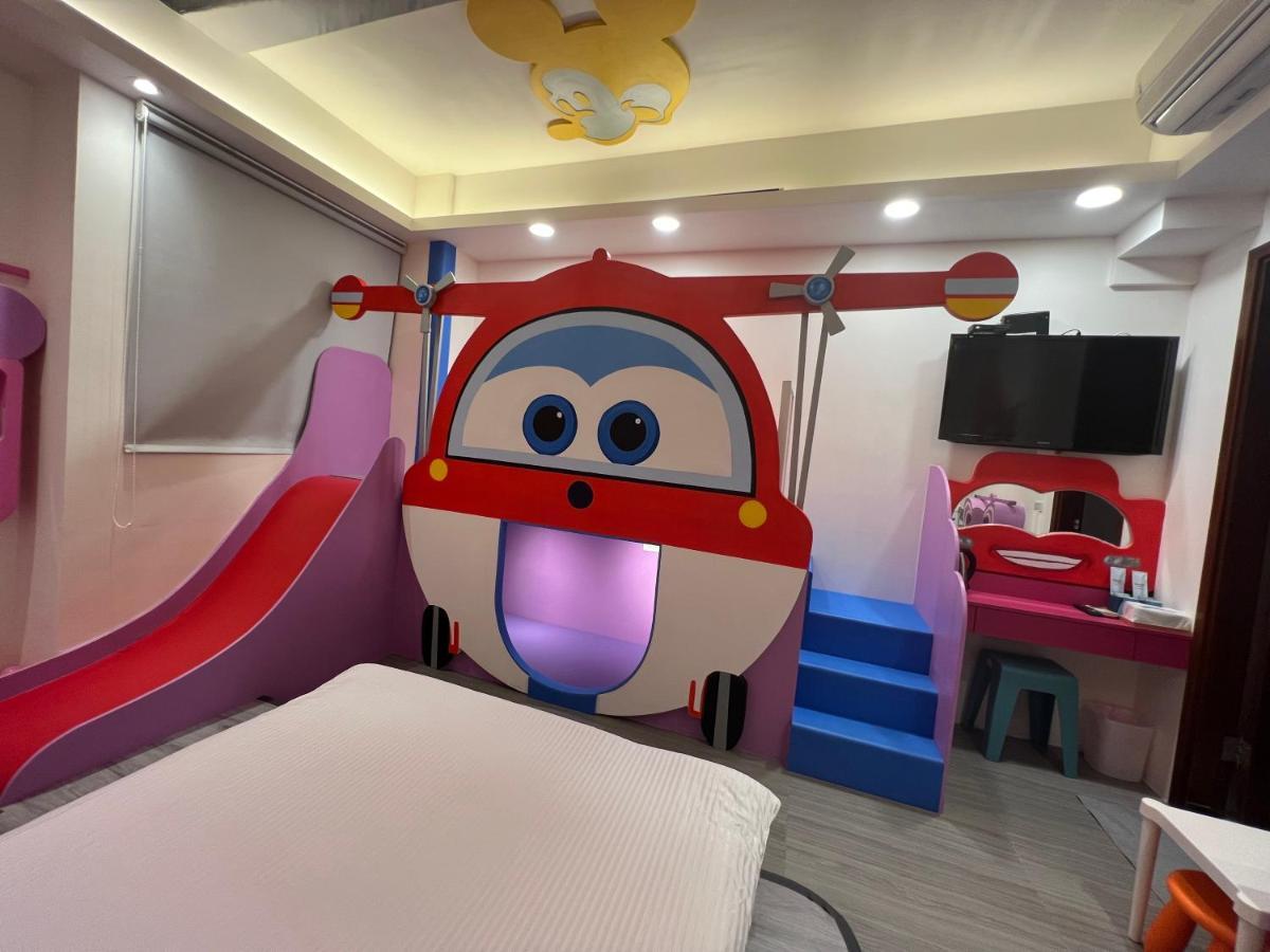 Fun Holiday Family Hostel Тайнань Экстерьер фото